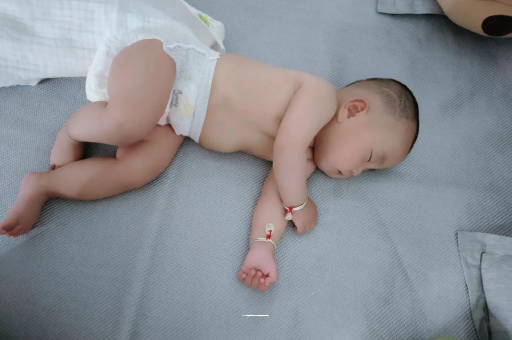 唐山宝宝睡觉爱翻身