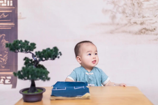 唐山怀孕肚子中间凹两边凸